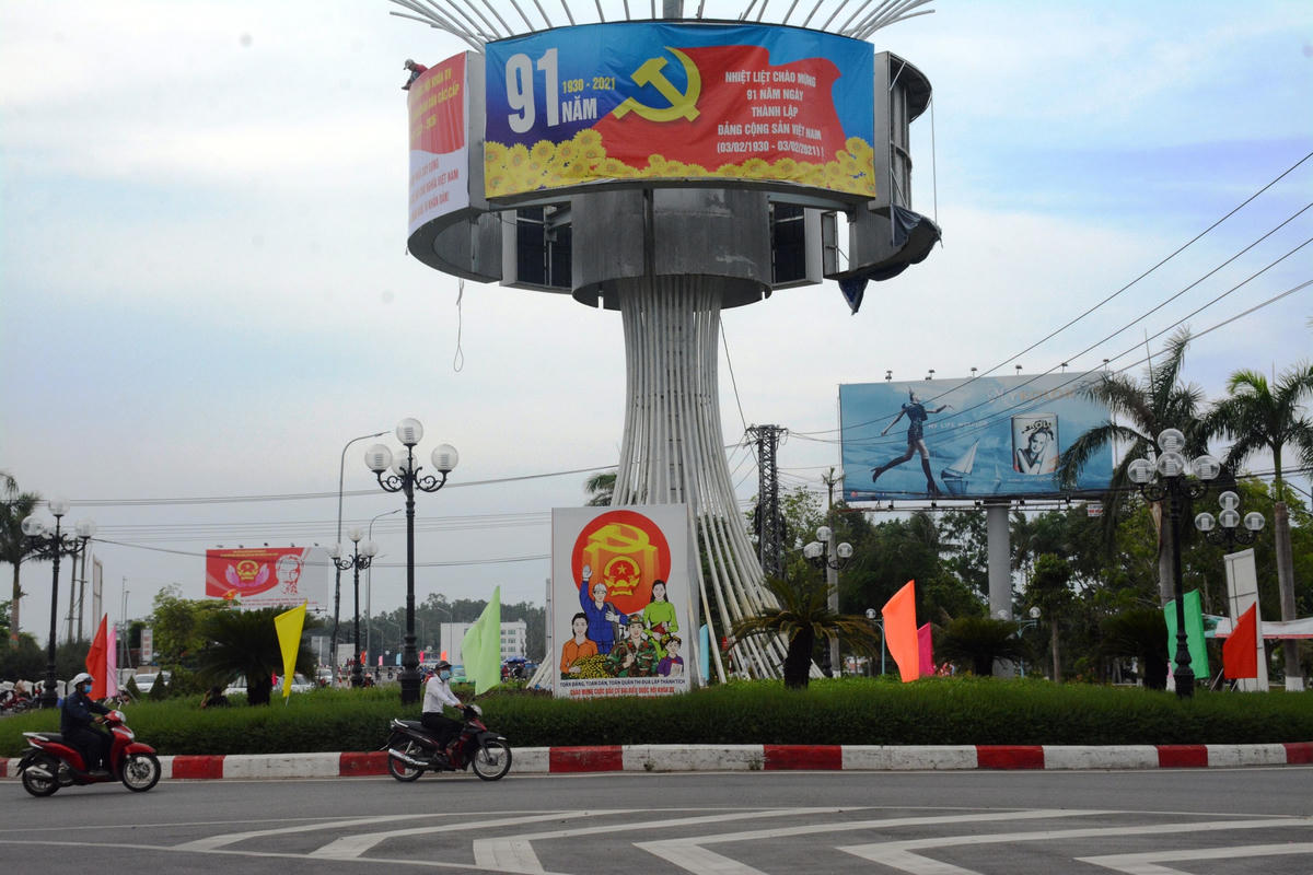 Ngay bùng binh cửa ngõ vào thành phố được trang trí pano rực rỡ.