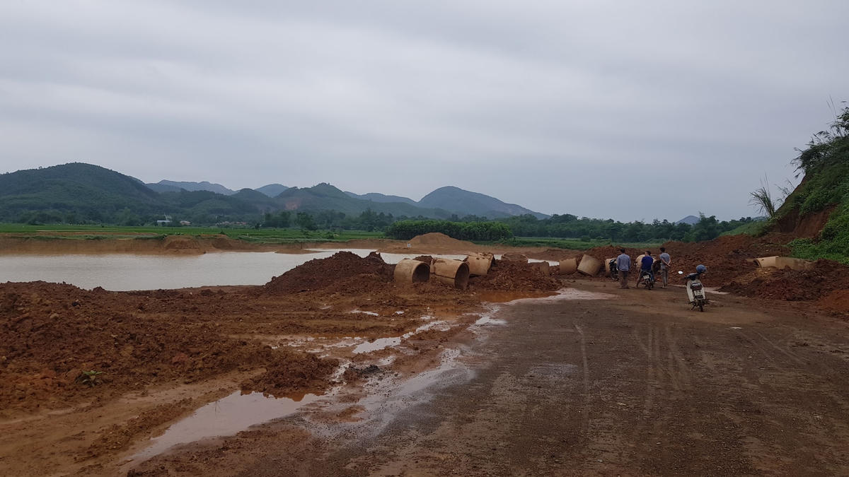 Diện tích bị khai thác quặng trái phép nhưng chưa được xử lý đúng, dứt điểm.