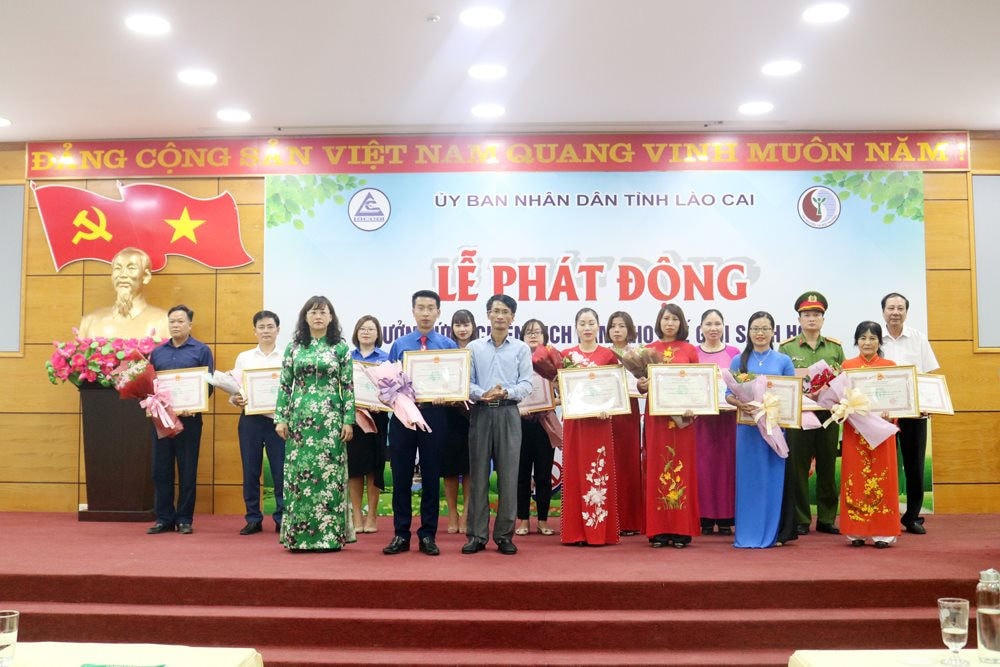Tỉnh Lào Cai khen thưởng các tổ chức, cá nhân có sáng kiến trong việc bảo vệ môi trường.
