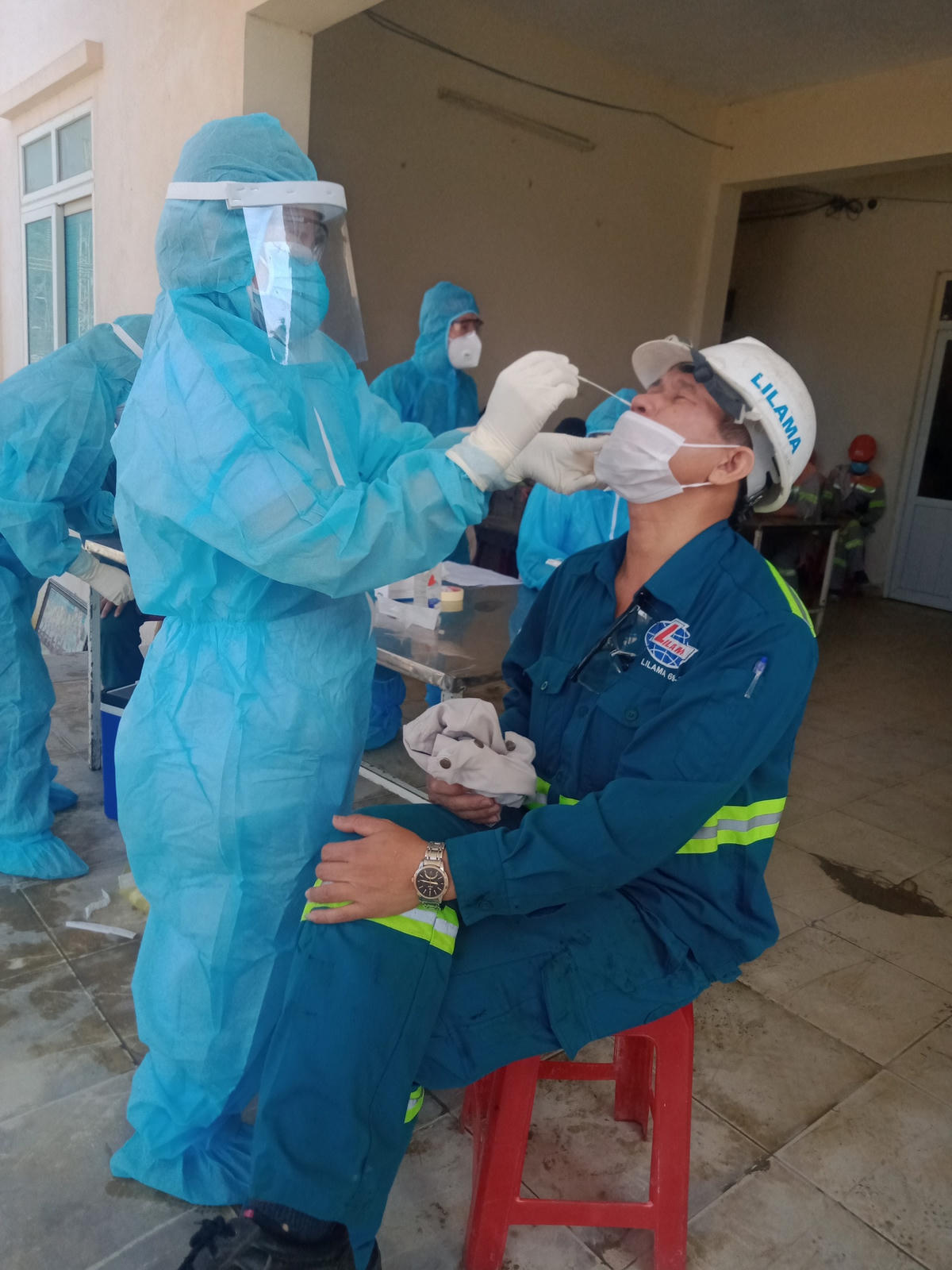 Lấy mẫu xét nghiệm SARS-CoV-2 công nhân từ Hải Dương vào Quảng Nam làm việc.