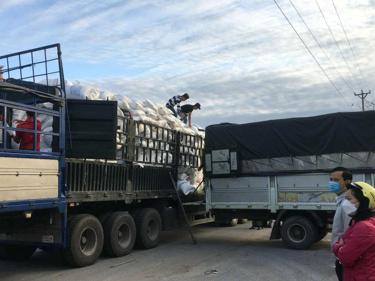 Trong ngày 3/4, 90 tấn gạo đã được Ban vận động Quỹ "Vì người nghèo" tỉnh Nam Định, nhà tài trợ vận chuyển tới 10 huyện, thành phố trong tỉnh.