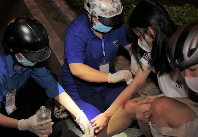 Trong quá trình di chuyển phát cháo, khi đến gần chân cầu Ông Lãnh (quận 1), các bạn tình nguyện viên trong đội tình cờ chứng kiến một vụ tai nạn giao thông nên đã nhanh chóng dừng xe lại hỗ trợ, sơ cứu giúp người bị tai nạn.