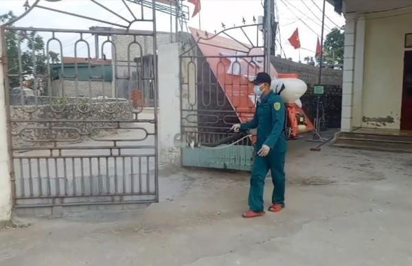 Từ tối ngày 24/5, cơ quan y tế huyện Diễn Châu đã tiến hành phun khử khuẩn những nơi mà ông L. từng đến