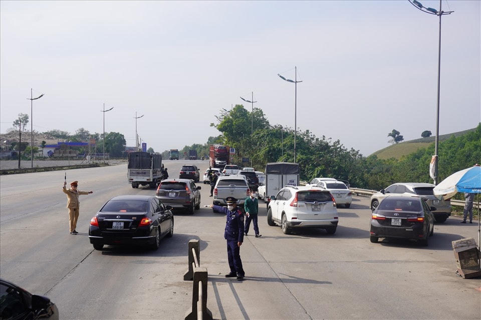 Nhiều người cho rằng việc khai báo Y tế và test nhanh tại chốt kiểm dịch Dốc Xây trên gây lãng phí thời gian.