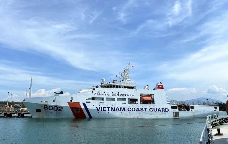 Tàu 8002 của Vùng CSB 2 được điều động đi cứu hộ tàu cá gặp nạn trên biển.