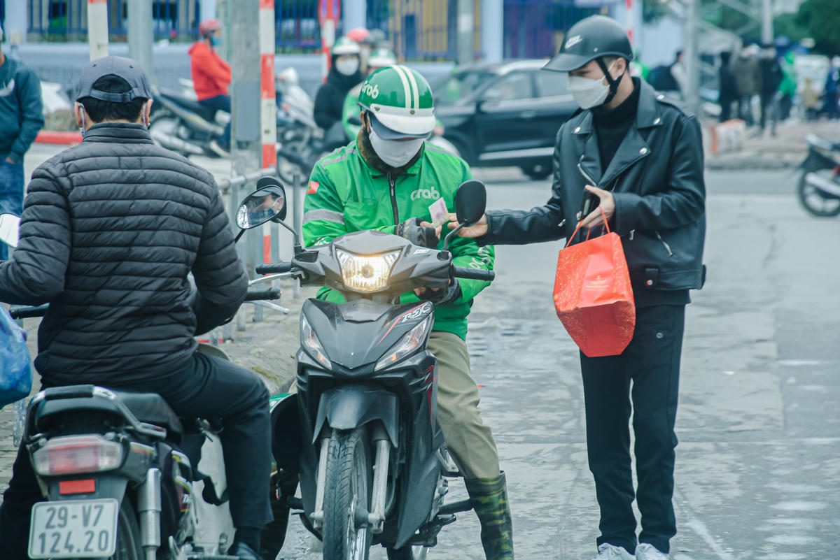 Cùng chung quan điểm, anh Nguyễn Tuấn Anh, Thanh Xuân cho biết: “Do xe ôm công nghệ ngưng hoạt động do dịch tôi cũng phải tốn kha khá chi phí cho xe taxi công nghệ. Trước đây tôi hay đi làm, đi chơi bằng xe ôm; khi nào gặp khách hàng mới đi ô tô, cũng may xe ôm công nghệ được hoạt động trở lại tôi cũng tiết kiệm được một khoản chi phí”.