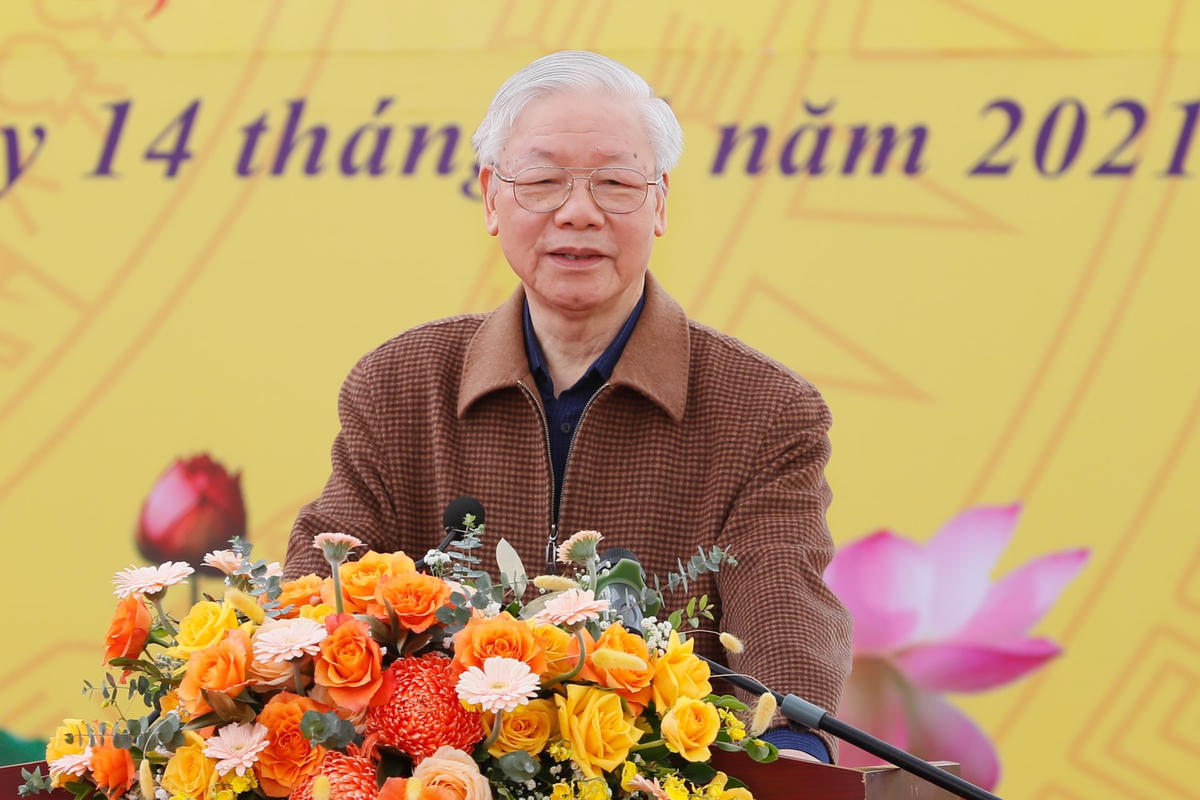 Tổng Bí thư Nguyễn Phú Trọng trò chuyện với nhân dân thôn 5, xã Yên Sở.