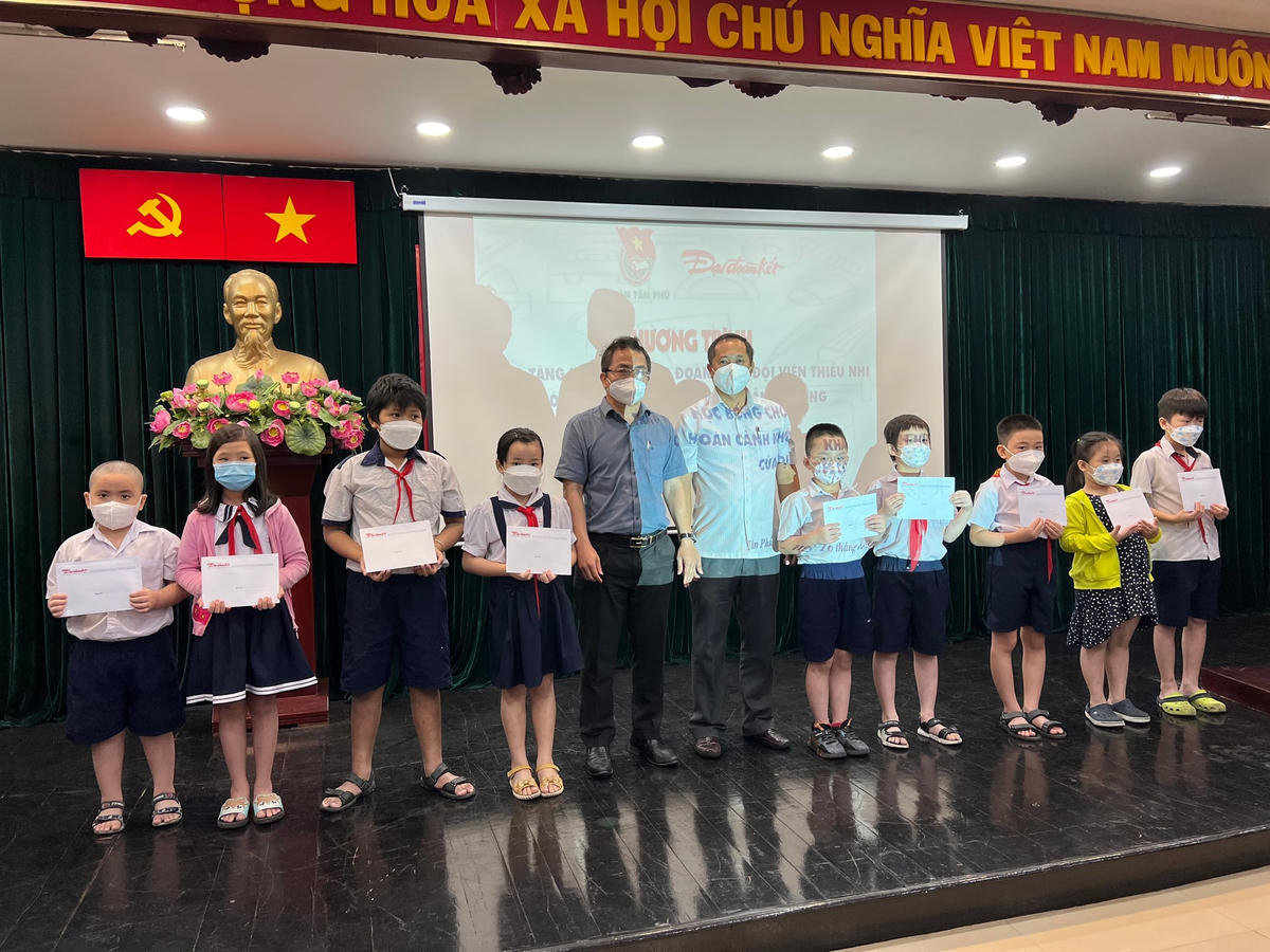 TP HCM: Báo Đại Đoàn Kết trao suất quà cho học sinh mồ côi vì Covid-19 ở Tân Phú