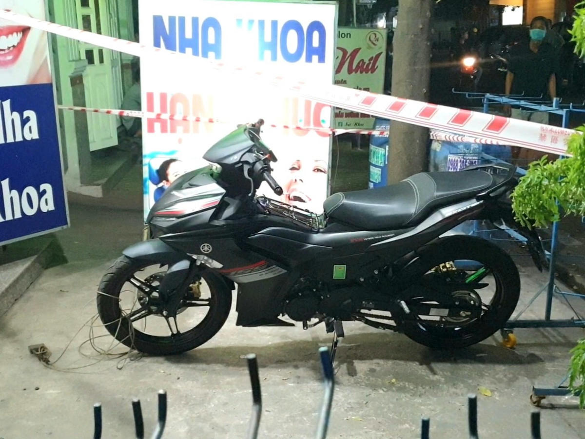 Chiếc xe máy của anh T bị tên cướp bẻ khóa nhưng chưa lấy được. Ảnh: TL.