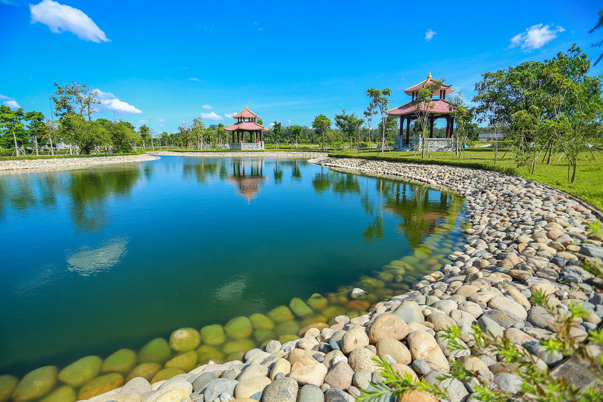 Sala Garden cung cấp đầy đủ các tiện ích và dịch vụ của một nghĩa trang hiện đại như: Đền Trình, nhà tang lễ, tịnh xá, quảng trường lớn, tường lưu tro cốt, nhà hàng, câu lạc bộ, vườn ươm, trung tâm lưu trú. Bên cạnh đó, Sala Garden còn cung cấp các dịch vụ đáp ứng đầy đủ nhu cầu của khách hàng như: dịch vụ tổ chức tang lễ trọn gói 24/7, dịch vụ xây dựng mộ phần, dịch vụ mai táng, dịch vụ hỏa táng, tổ chức sự kiện tâm linh, chăm sóc mộ phần. Hotline: 0905 678 679