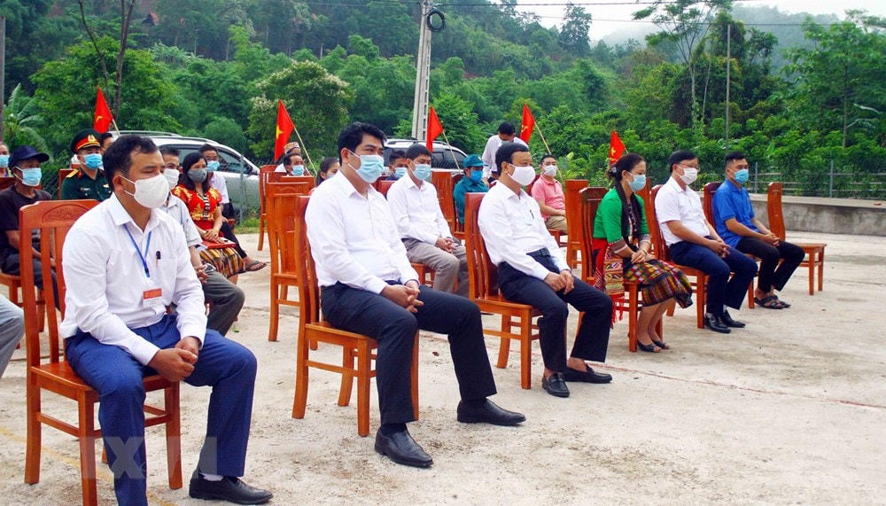 Cử tri đồng bào dân tộc thiểu số các xã miền núi, biên giới Nghệ An phấn khởi đi bỏ phiếu sớm. (Ảnh: Tá Chuyên/TTXVN).