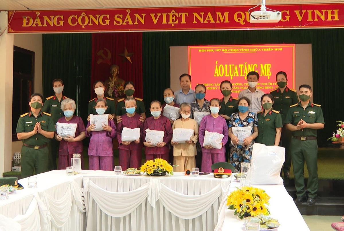 Hội phụ nữ BCH Quân sự tỉnh Thừa Thiên - Huế thăm, tặng quà tại Trung tâm điều dưỡng và chăm sóc Người có công tỉnh.