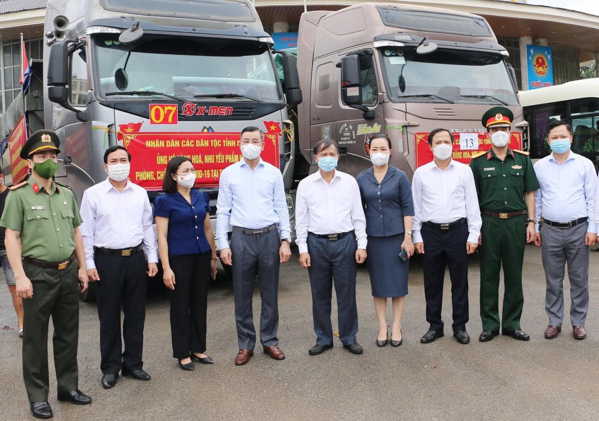 Các cán bộ lãnh đạo tỉnh Hòa Bình tại buổi lễ.