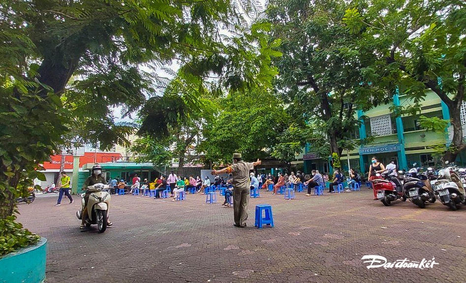 Sáng 2/8, hàng trăm người dân giãn cách xếp hàng tiêm ngừa vaccine cho người dân tại điểm tiêm Trường PT cơ sở Thiên Hộ Dương, Quận 10 - Ảnh: K.O.