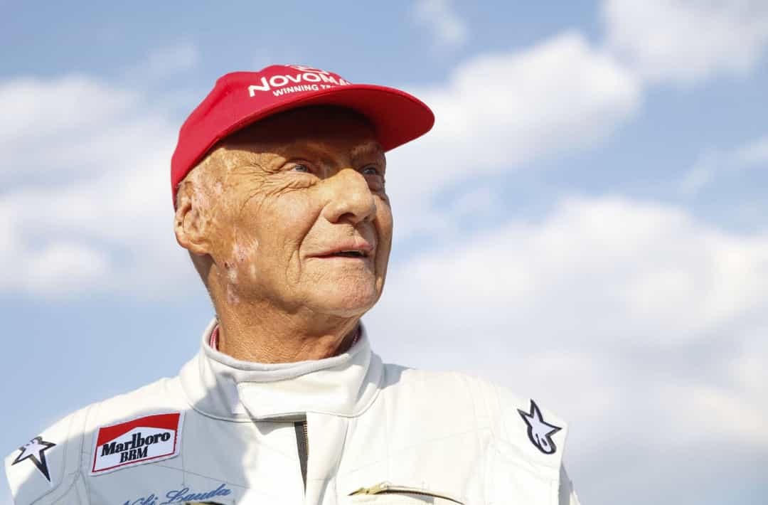 Huyền thoại F1 Niki Lauda đã bị một vết sẹo vĩnh viễn sau một vụ va chạm tại Grand Prix Đức năm 1976. Chiếc xe của anh đâm vào bờ kè và bốc cháy, suýt khiến anh phải trả giá bằng mạng sống.  