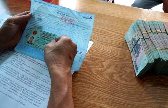 Cơ quan công an kiểm tra thông tin người đến nhận lại số tiền.