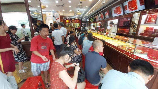 Có thời điểm, người dân xếp hàng chờ giao dịch vàng khi giá lên mức cao kỷ lục.