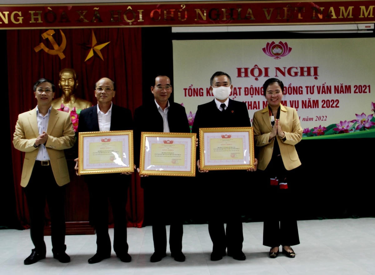 Trao Bằng khen của Ủy ban MTTQ tỉnh Nghệ An cho 3 tập thể và 7 cá nhân có thành tích xuất sắc trong công tác hoạt động tư vấn năm 2021.