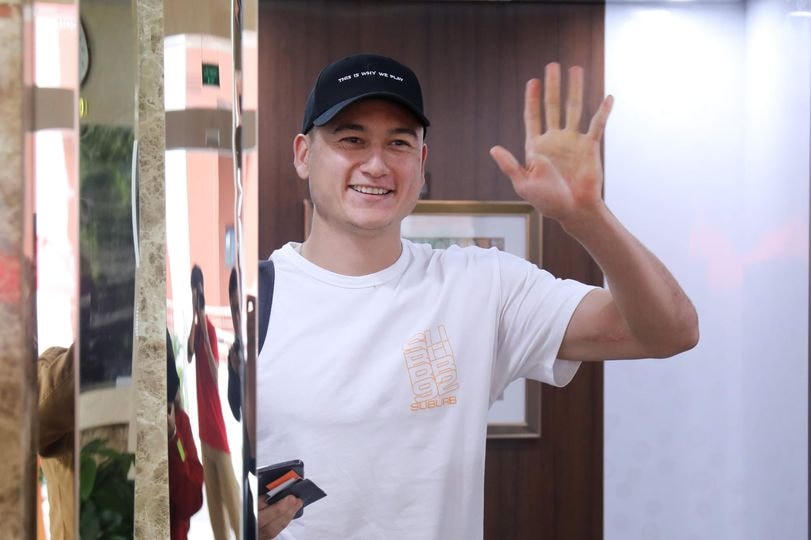 Tối 27/8, Thủ môn Đặng Văn Lâm thông báo trên trang cá nhân: “Đặng Văn Lâm sẽ bay từ Tokyo (Nhật Bản) sang Riyadh (Saudi Arabia) vào đêm 27/8 để hội quân tại đội tuyển Việt Nam”.