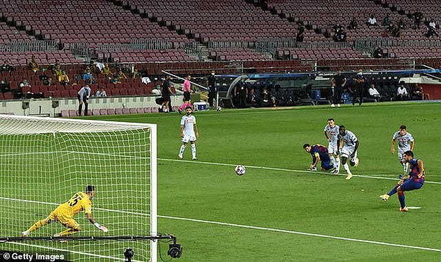 Lenglet đánh đầu mở tỷ số trận đấu cho Barcelona.