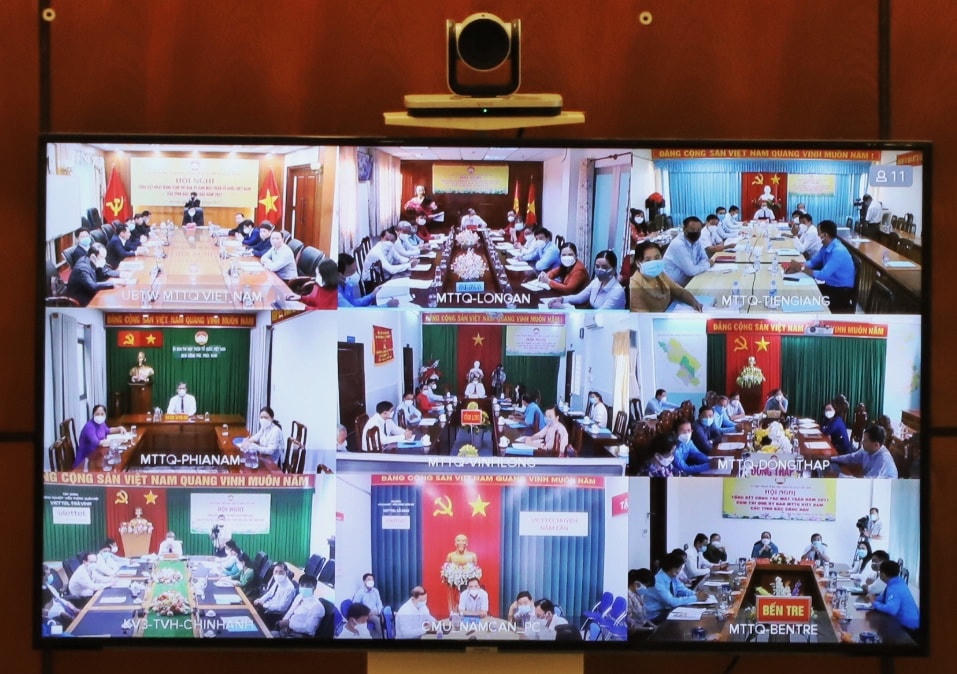 Các đại biểu tham dự Hội nghị tại điểm cầu địa phương trong Cụm thi đua các tỉnh bắc sông Hậu.