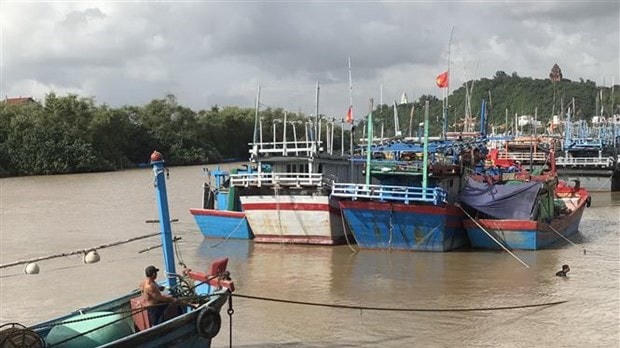 Ngư dân thành phố Tuy Hòa, Phú Yên neo đậu tàu thuyền tránh trú bão.