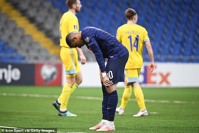 Mbappe gây thất vọng khi đá hỏng phạt đền.  