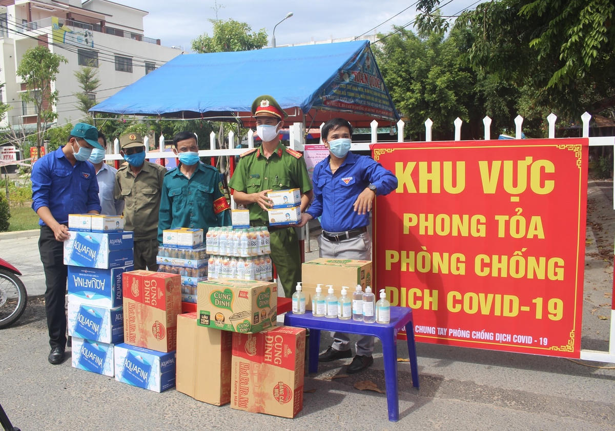 Các đoàn hỗ trợ đến trao tặng quà cho các chốt chặn khu dân cư.
