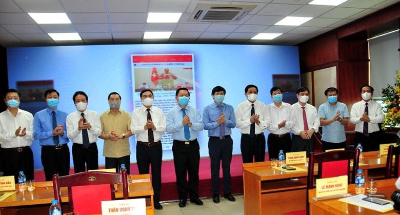 Các lãnh đạo chúc mừng Lễ khai trương.  