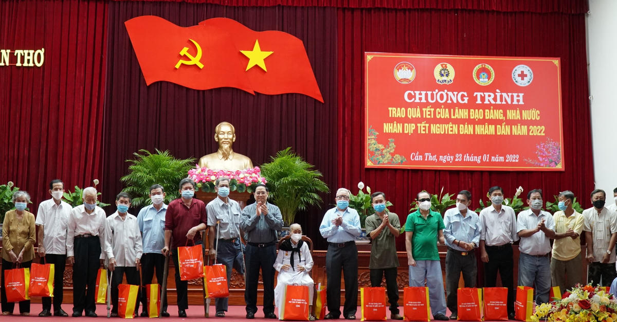 Thủ tướng trao quà tết cho các hộ gia đình chính sách.