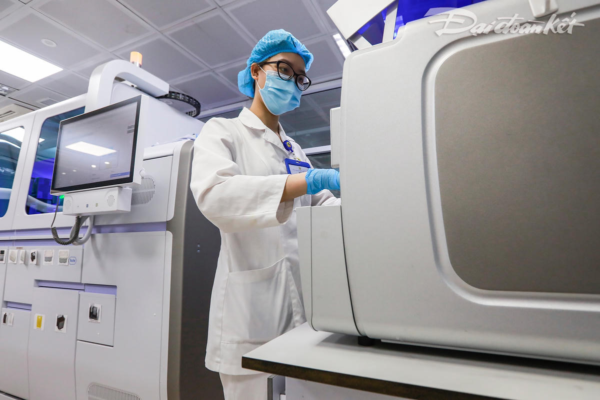 Sau khoảng 6 tiếng phân tích theo công nghệ RT-PCR, hệ thống sẽ cho kết quả xét nghiệm.