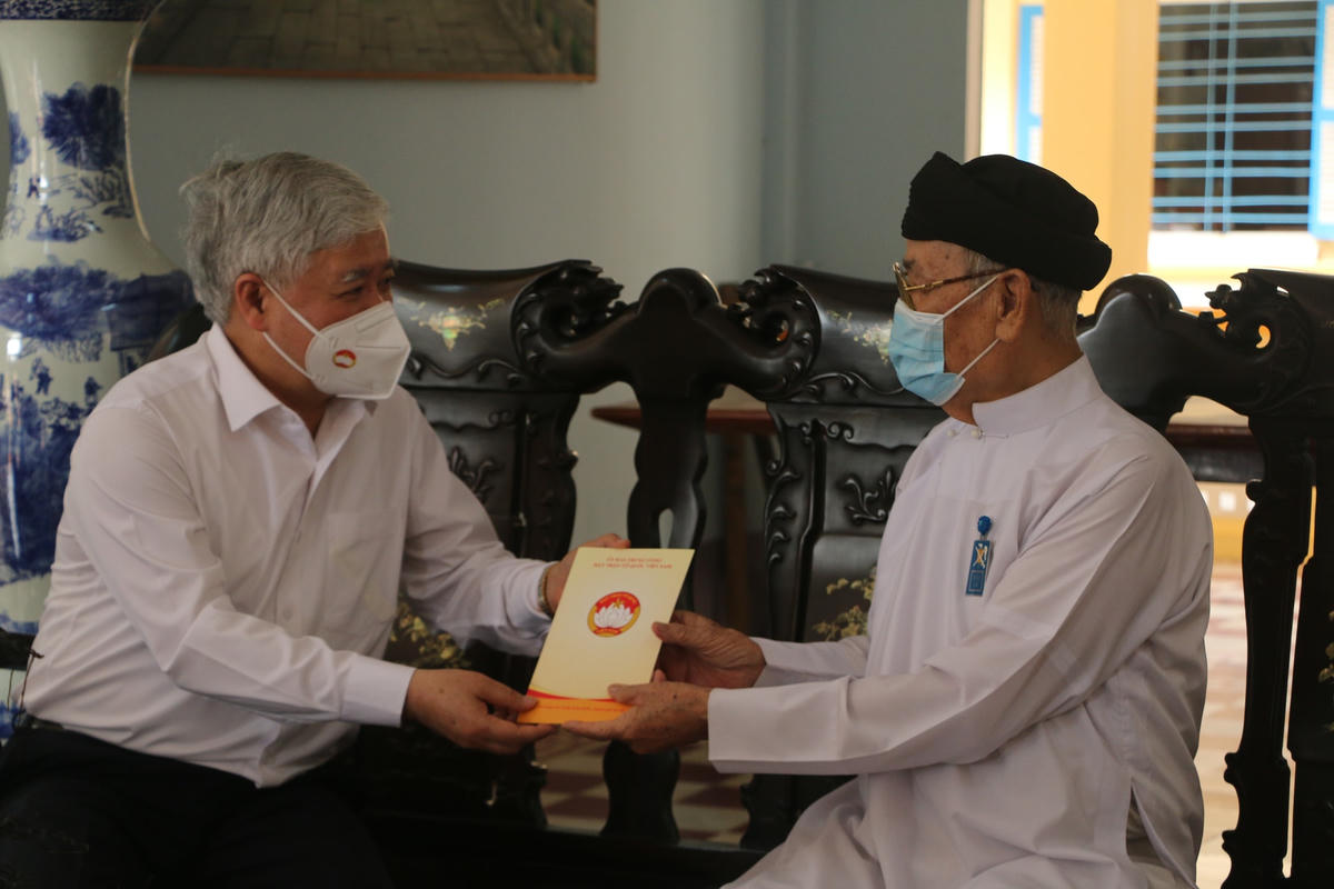 Chủ tịch Đỗ Văn Chiến tặng quà cho Đầu sư Thượng Tám Thanh, Chưởng quản Hội Thánh Cao Đài Tòa thánh Tây Ninh.