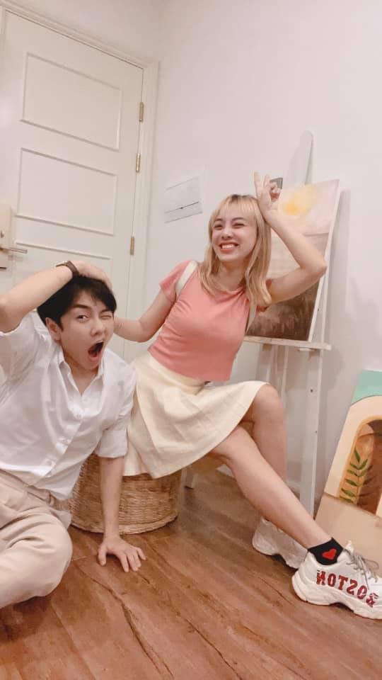 Miko Lan Trinh và bạn trai chuyển giới ngày càng tỏ ra hạnh phúc khi tìm thấy nhau, cô vui vẻ: “Nhìn qua là biết đâu học sinh gương mẫu đâu cá biệt rồi hen”.