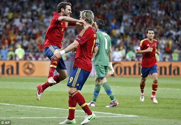 Mata và Torres đều ghi bàn khi Tây Ban Nha thắng Italia 4-0 ở chung kết Euro 2012.