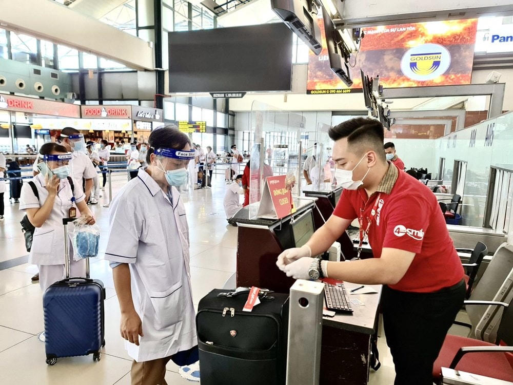 Đã có hàng nghìn bác sĩ được Vietjet vận chuyển miễn phí vào điểm nóng chống dịch Covid-19. (Ảnh: CTV/Vietnam+).