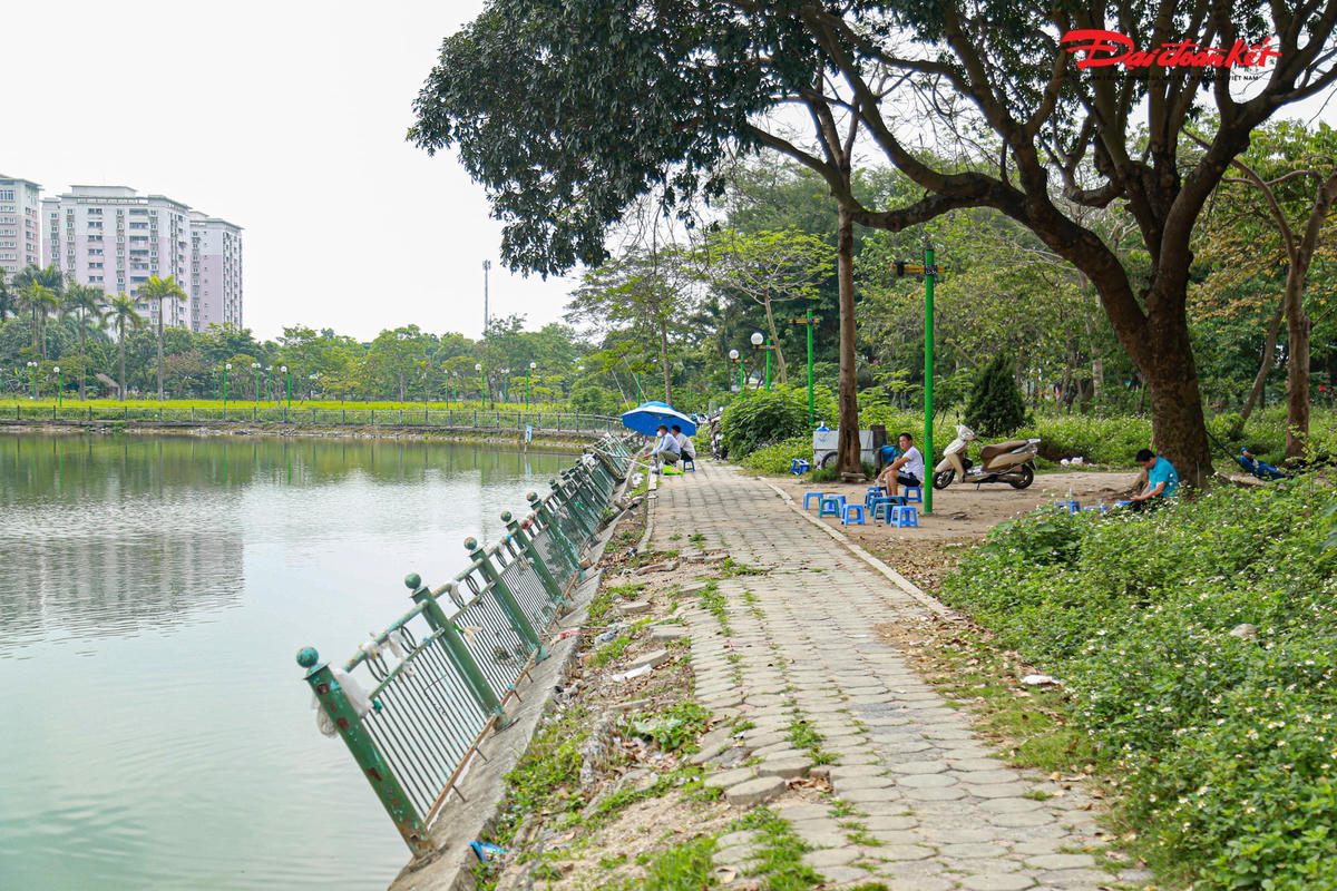 Tận dụng khoảng đất trống một số người dân kinh doanh nước giải khát cho những người câu cá ở hồ.