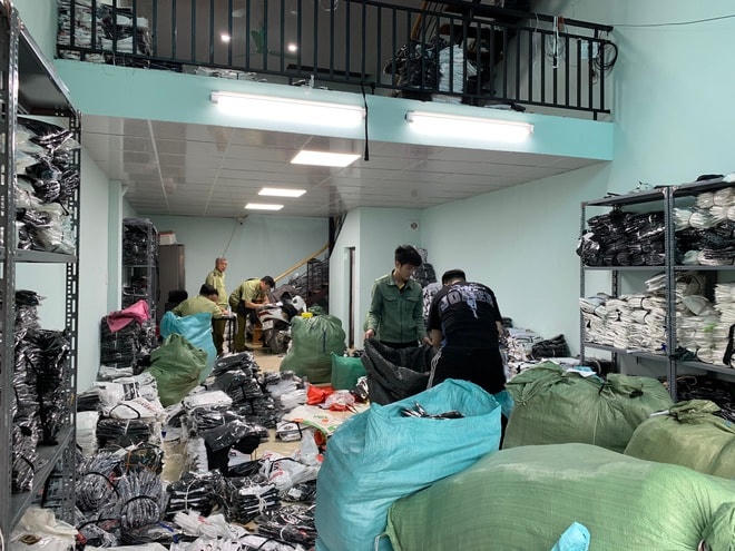 Lực lượng chức năng tiến hành kiểm đếm và xử lý lô hàng giả. Ảnh: Tổng cục QLTT