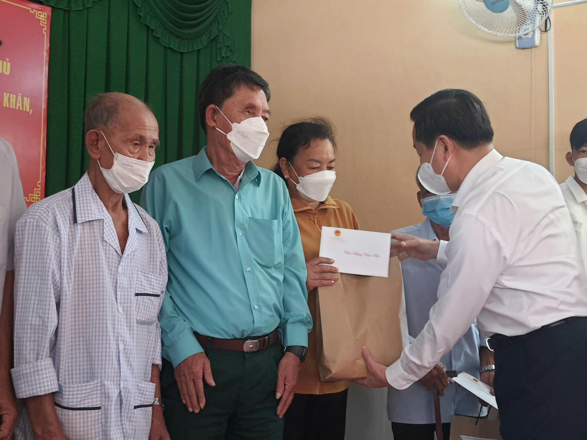 Phó thủ tướng Lê Minh Khái tặng quà Tết cho các gia đình chính sách, hộ nghèo, đoàn viên công đoàn, công nhân lao động có hoàn cảnh khó khăn, bị ảnh hưởng bởi dịch Covid-19 tại thành phố Bạc Liêu.