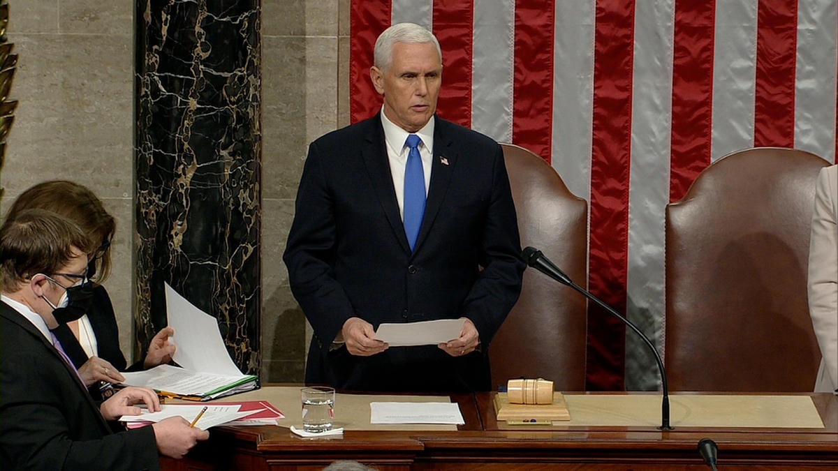 Phó Tổng thống Mike Pence đọc tuyên bố của Quốc hội Mỹ. Ảnh: CNN.