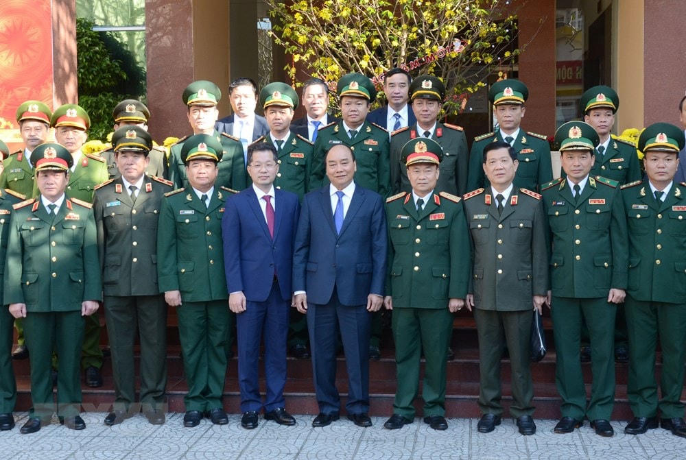 Thủ tướng Nguyễn Xuân Phúc chụp ảnh lưu niệm với lãnh đạo các lực lượng vũ trang thành phố Đà Nẵng. (Ảnh: Quốc Dũng/TTXVN).
