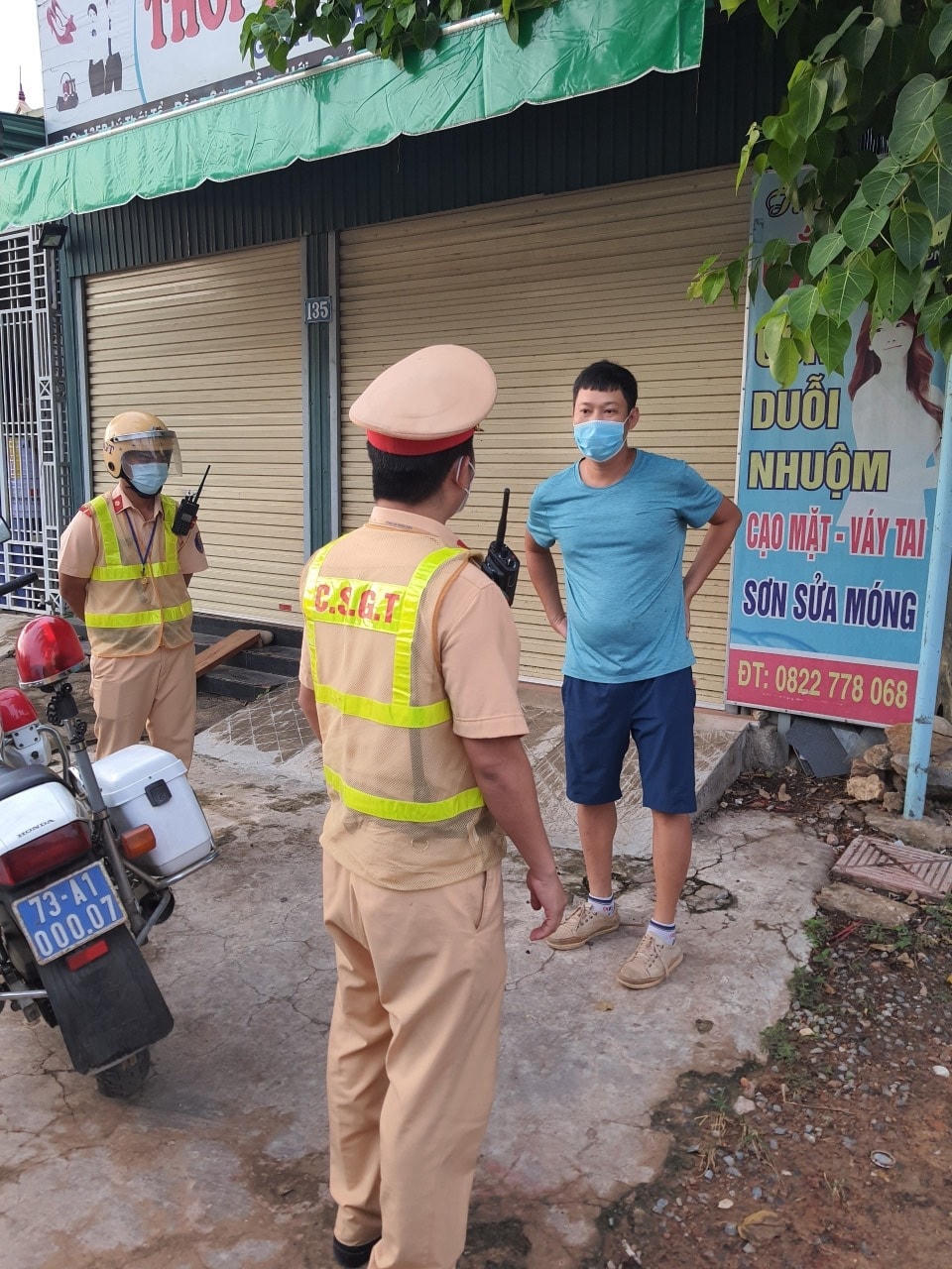 Lực lượng chức năng ở TP Đồng Hới đã lập biên bản, xử phạt hơn 300 trường hợp vi phạm.
