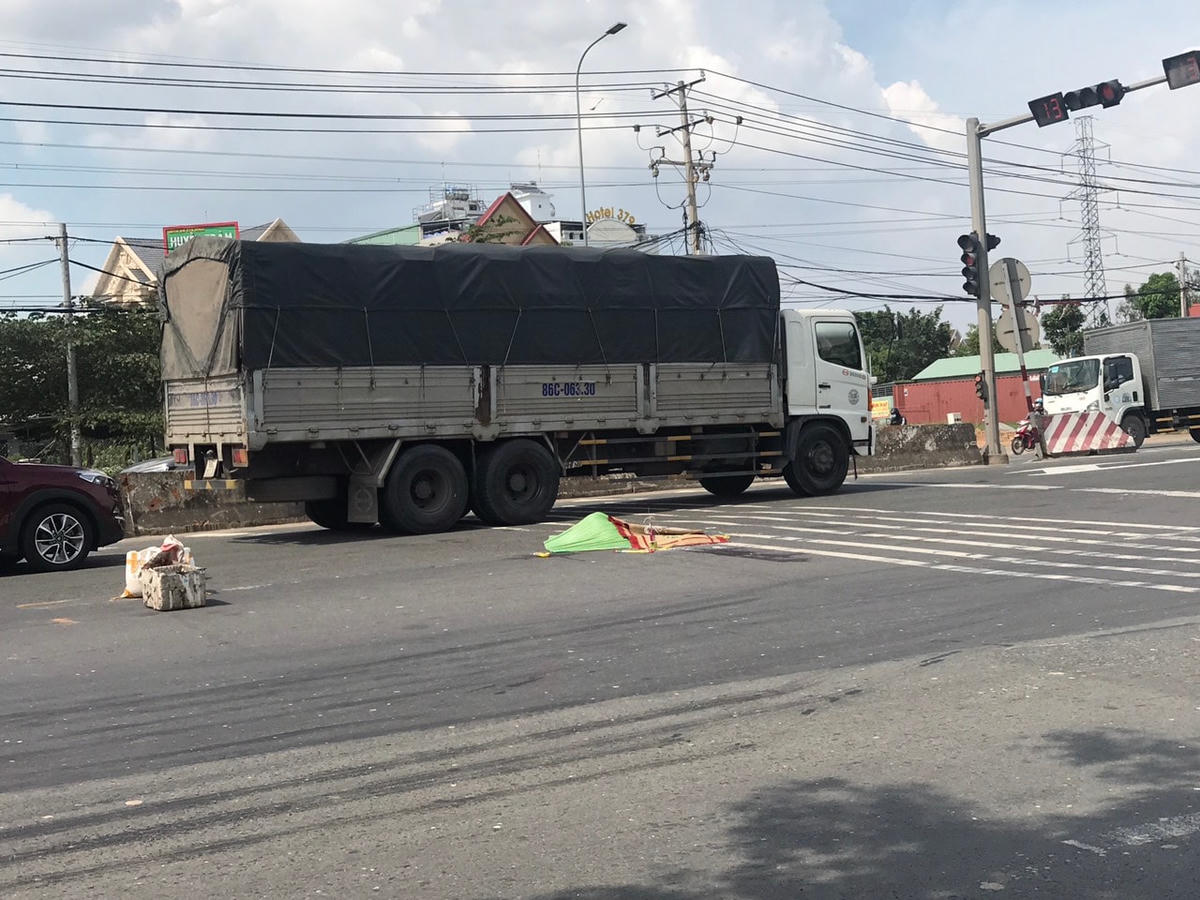 Lực lượng chức năng khám nghiệm hiện trường vụ tai nạn.