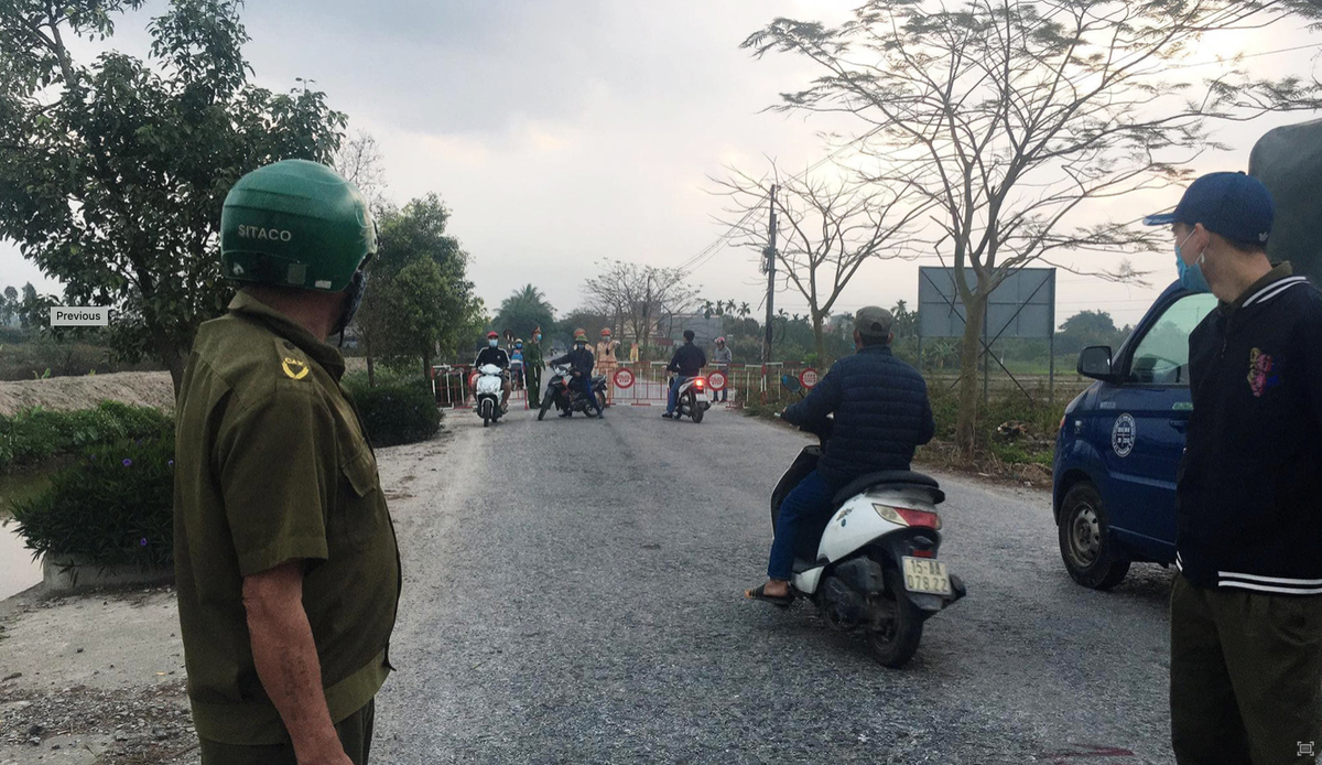 Lực lượng chức năng chốt chặn những ngả đường vào khu vực xã Hoàng Động, huyện Thủy Nguyên. Nguồn: Đài PT-TH Thủy Nguyên.