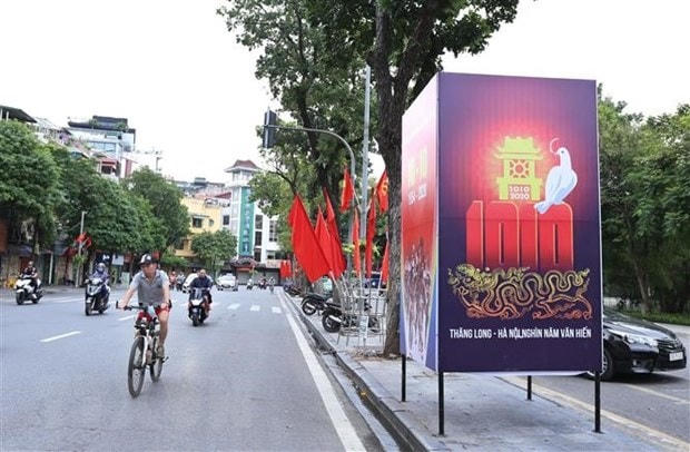 Phố Đinh Tiên Hoàng với panô và cờ rực rỡ chào mừng 1010 năm Thăng Long-Hà Nội. (Ảnh: Hoàng Hiếu/TTXVN).