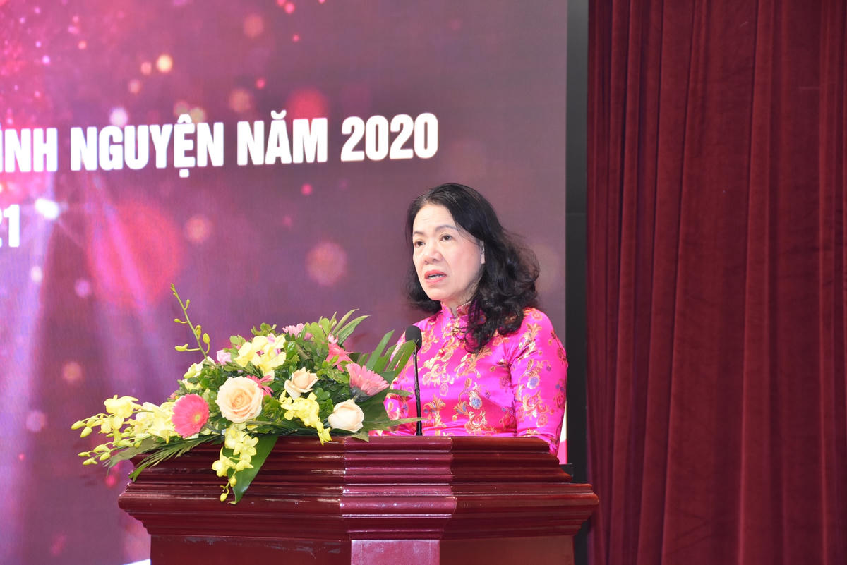 Bà Nguyễn Thị Xuân Thu, Chủ tịch Hội Chữ thập đỏ Việt Nam phát biểu tại Hội nghị.