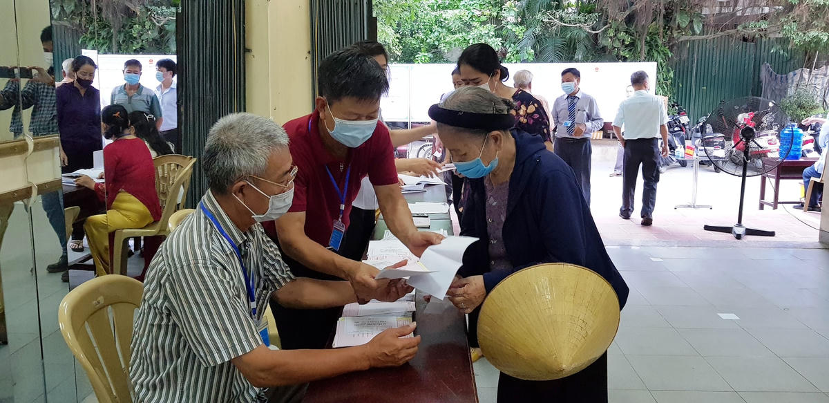 Ngay từ sáng sớm, bà Hoàng Thị Diệp, trú tại số 06, ngõ Hợp Tiến, phường Ba Đình, TP Thanh Hóa đã tự tay minh cầm lá phiếu đi bầu cử.