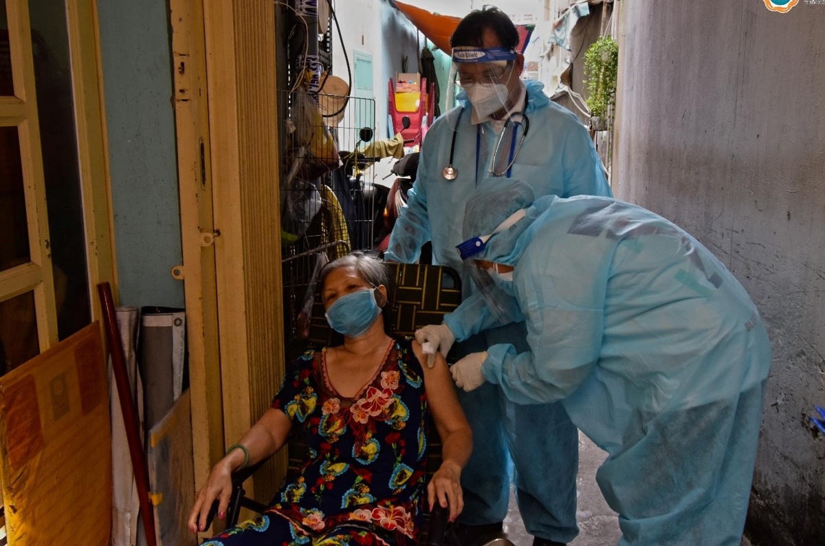 Thành phố tiêm vaccine tại nhà cho người lớn tuổi.