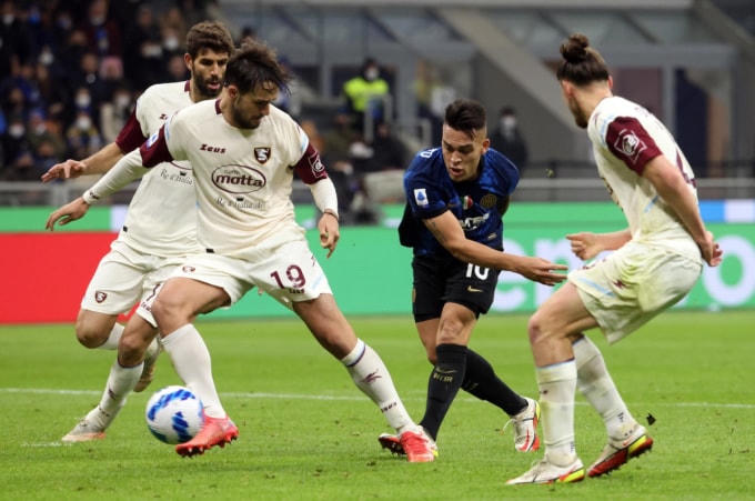 Ranieri không thể ngăn Lautaro ghi bàn thứ hai.