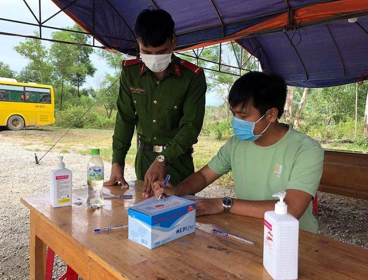 Lực lượng Công an hướng dẫn người dân khai báo y tế.