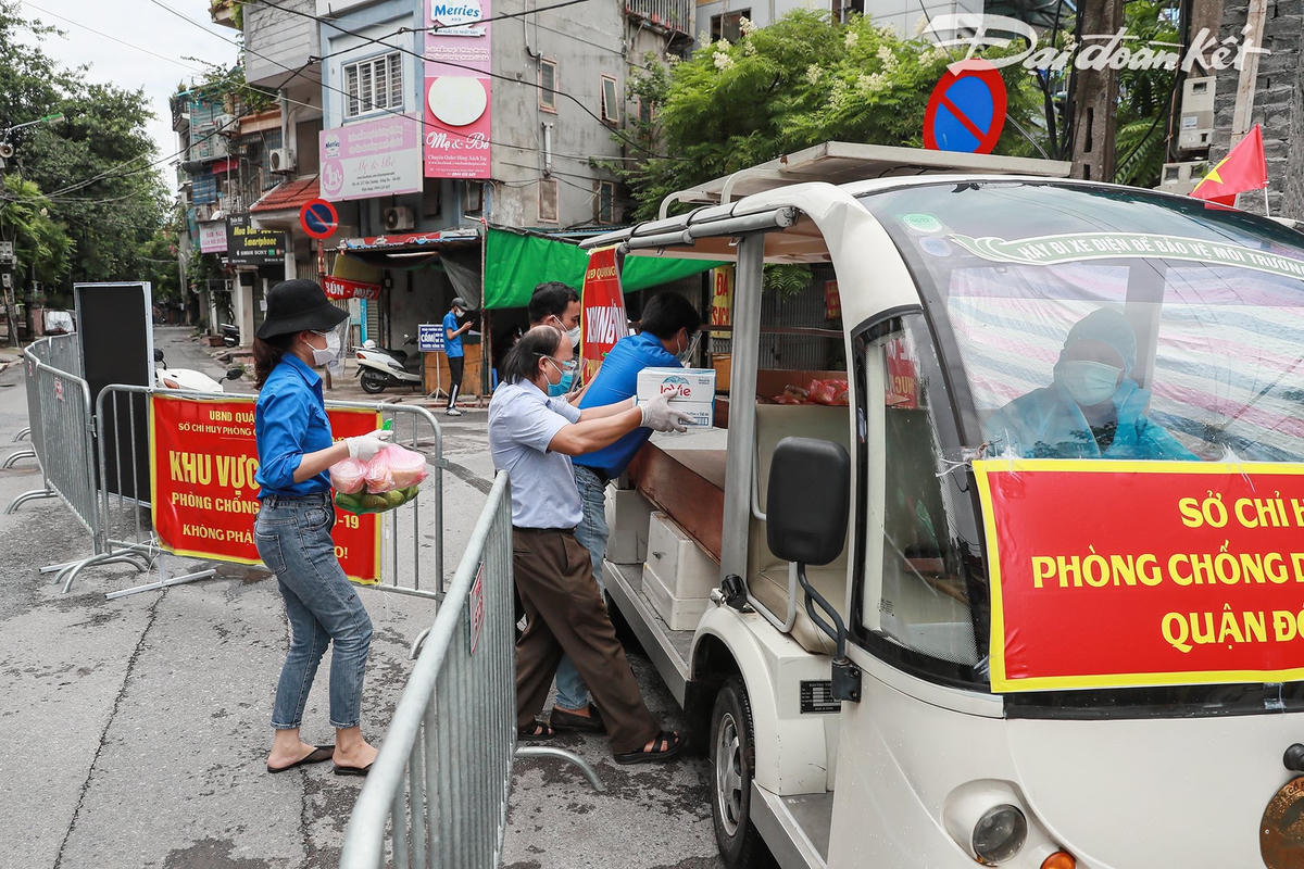 [ẢNH] Những suất ăn từ thiện đến tay người dân trong khu cách ly y tế